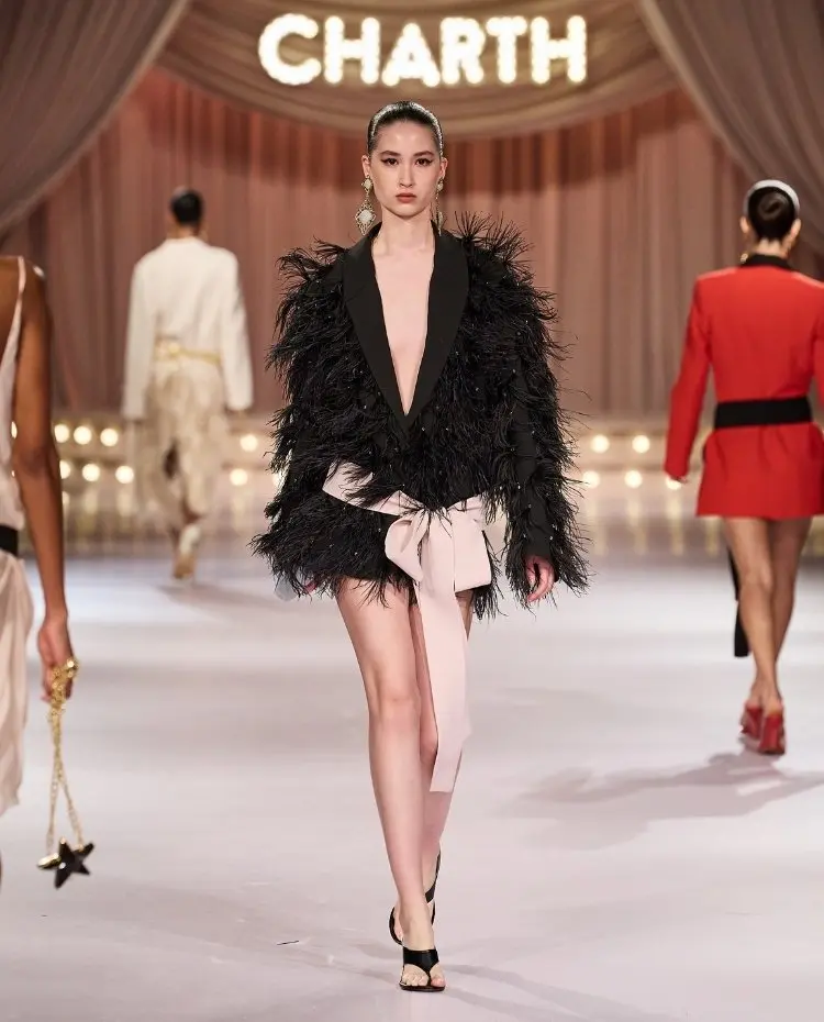 Foto de modelo na passarela durante o desfile da Charth para a coleção "Action"