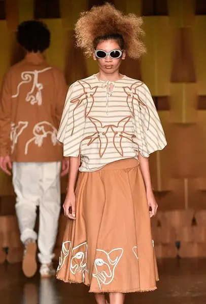 Blusa e saia com bordado em algodão orgânico e tingimento natural