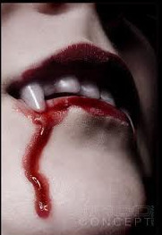 Zoom em boca com dente de vampiro  sangue falso 