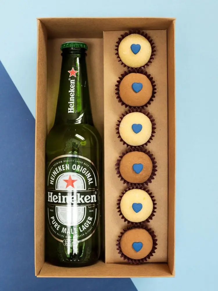 caixa com cerveja Heineken e docinhos coloridos