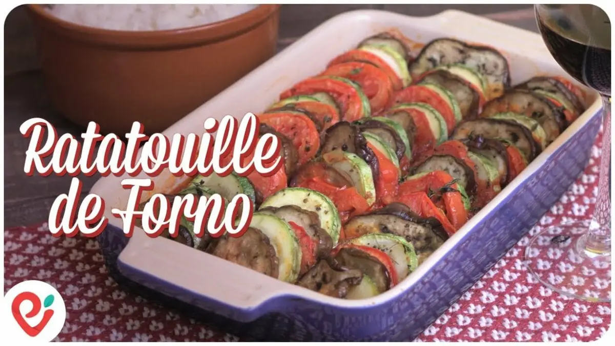 Foto de ratatouille de forno em uma travessa azul