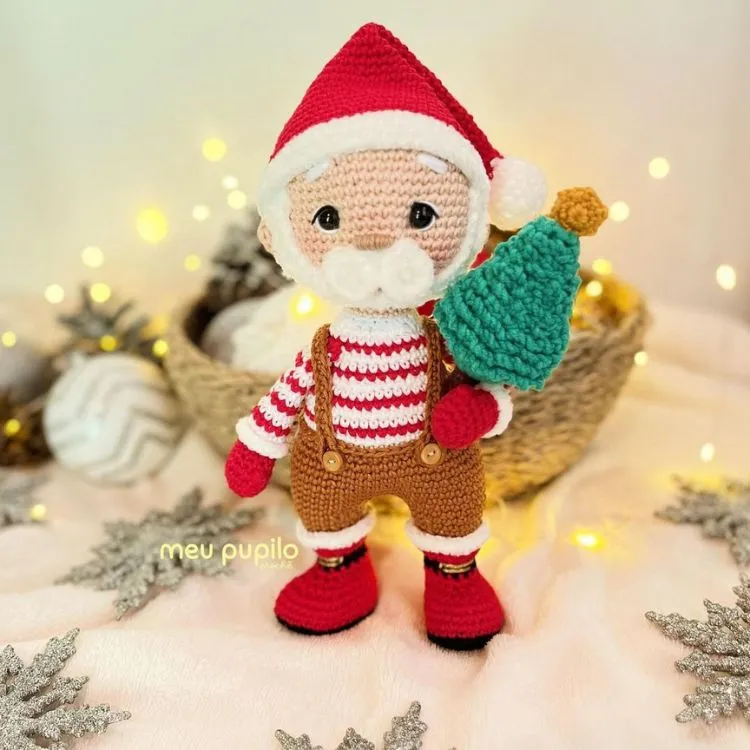 Papai Noel de amigurumi usando suéter e suspensório