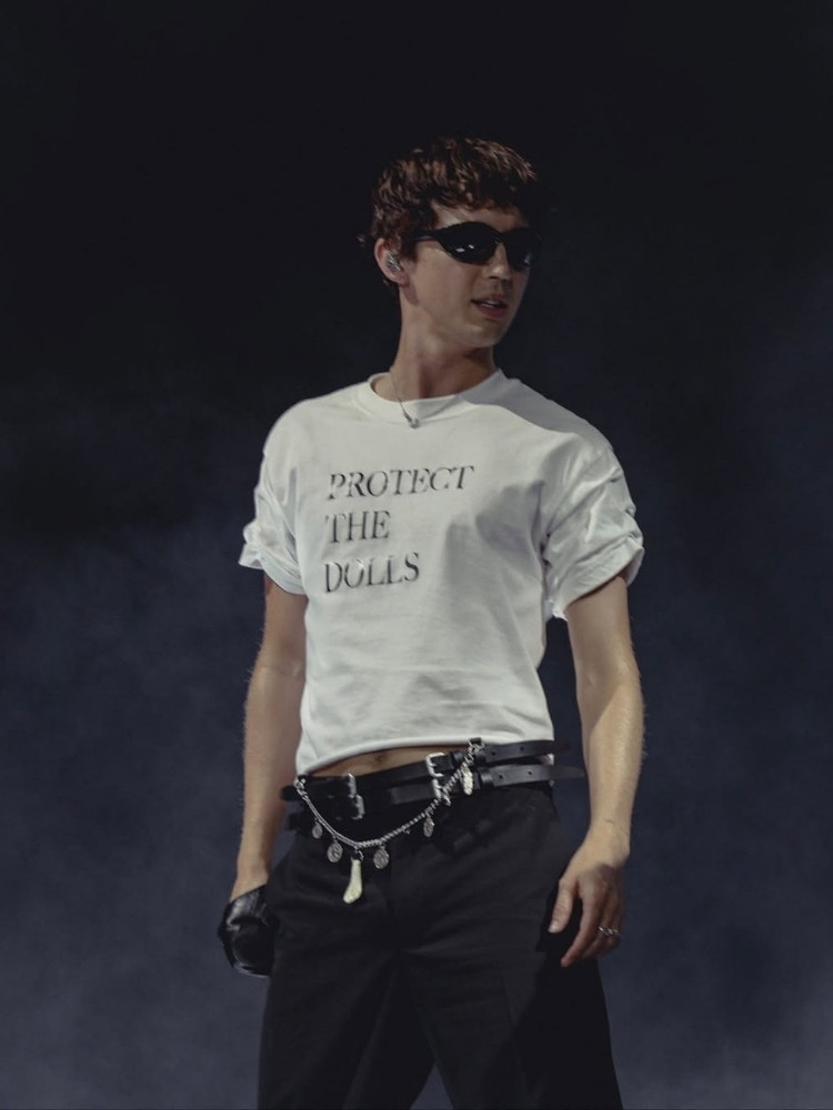 Troye Sivan usando a camiseta Protect the Dolls