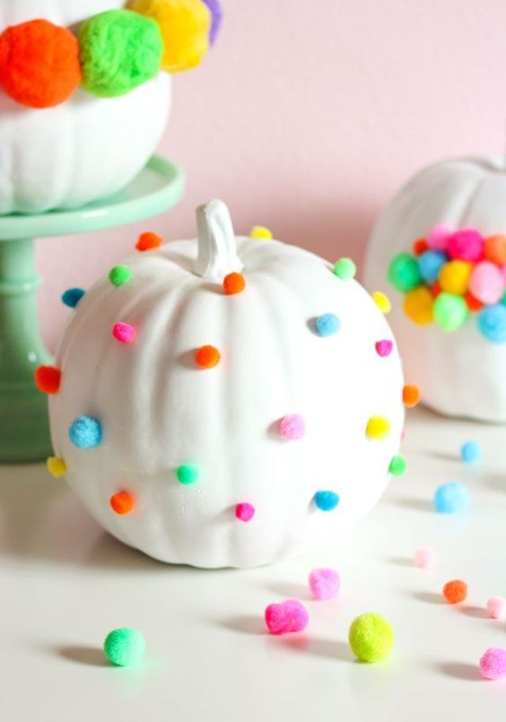 Foto de abóbora decorada com pompom para o Halloween.