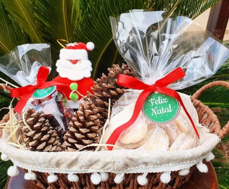 Cesta de Natal com pinhas e doces 