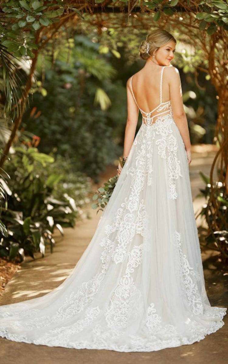 Vestido com as costas nuas.