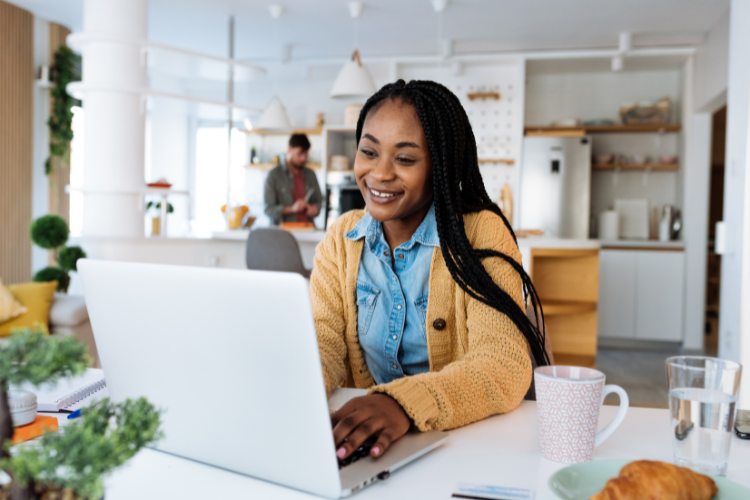 Mãe fazendo curso online na mesa de sua cozinha
