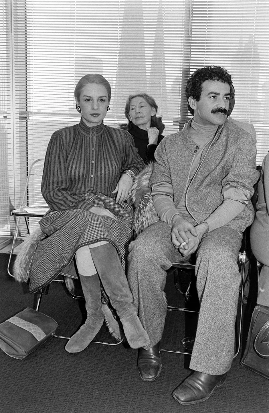 Carolina Herrera e o artista Victor Hugo, em um desfile de Halston em 1979. 