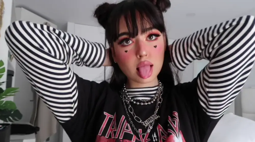 menina com roupa de e-girl