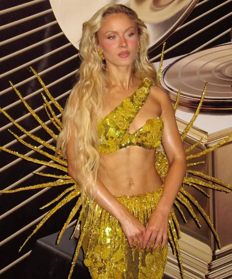 Foto de Zara Larsson usando looks do Grammy 2026