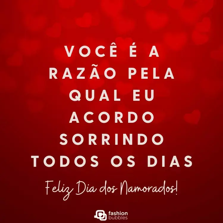 Cartão virtual vermelho com corações e frase " Você é a razão pela qual eu acordo sorrindo todos os dias. Feliz Dia dos Namorados!"