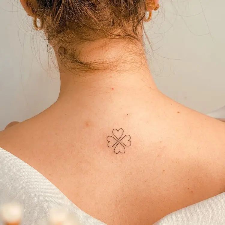 Foto de tatuagem pequena de trevos em formato de coração e em fineline 