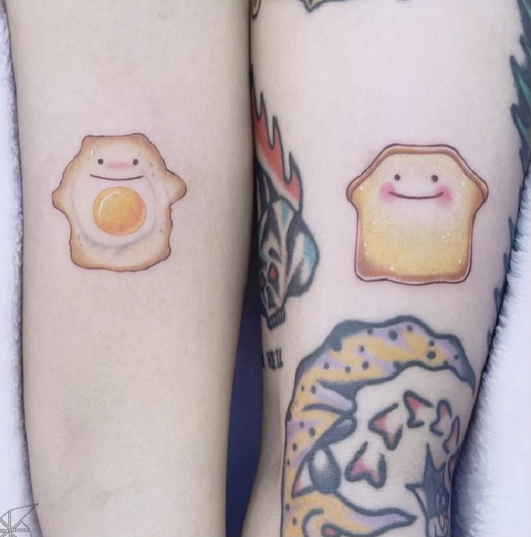 Tatuagem de café da manhã em casal