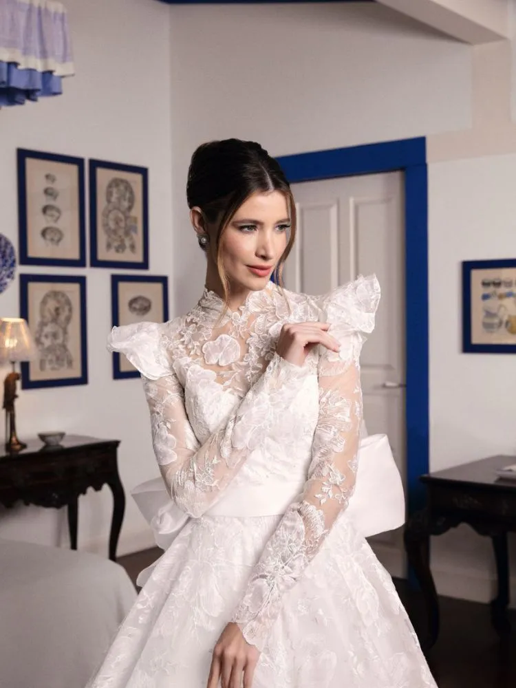 Mulher de pele clara de vestido de noiva de renda com babado no ombro