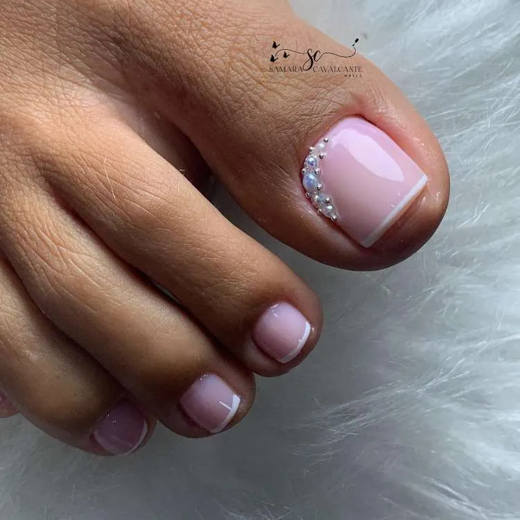 Unhas dos pés decoradas francesinha rosa com pedraria