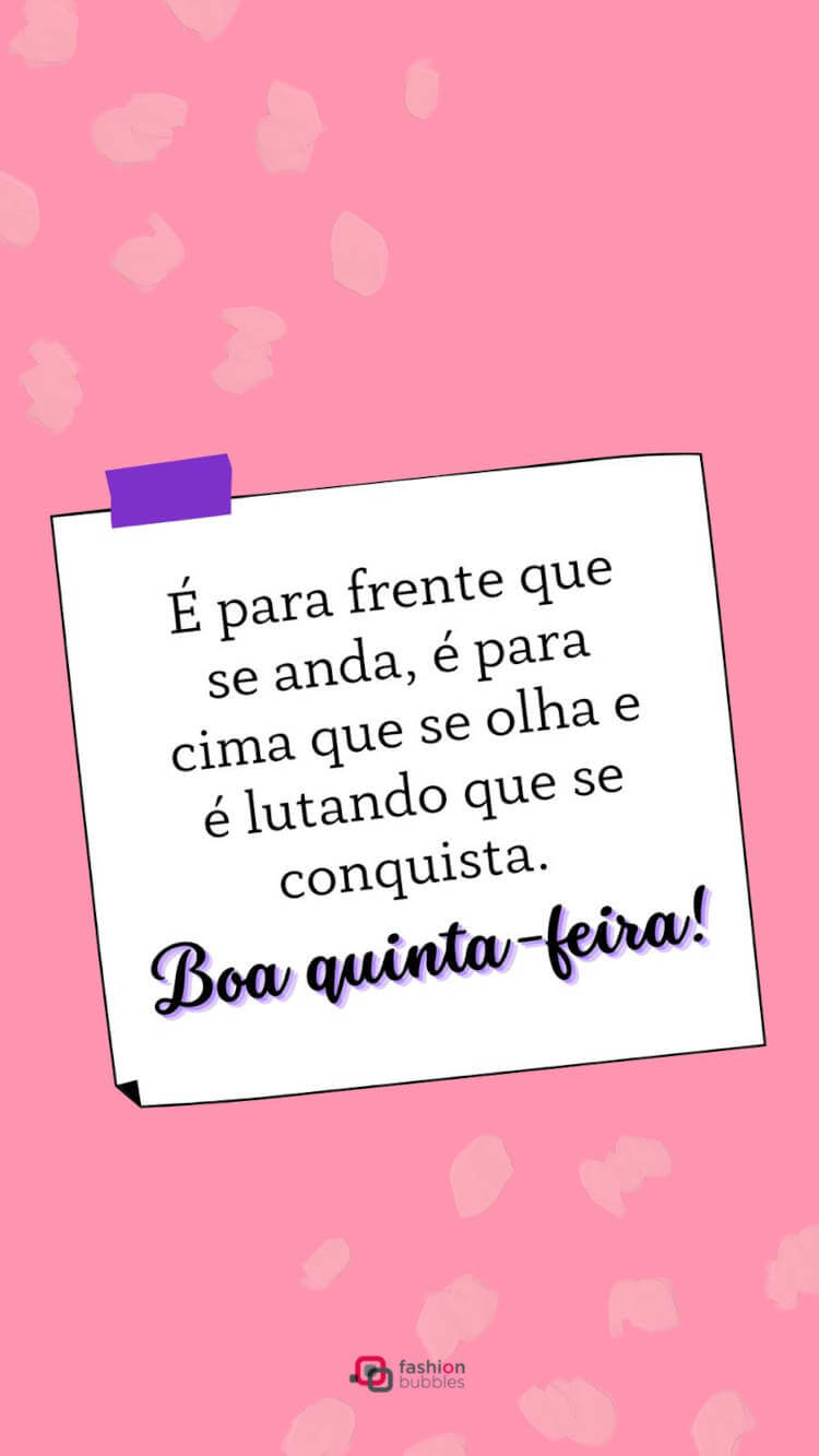 Mensagem "É para frente que se anda, é para cima que se olha e é lutando que se conquista. Boa quinta-feira!" escrita em ilustração de post-it com fundo rosa