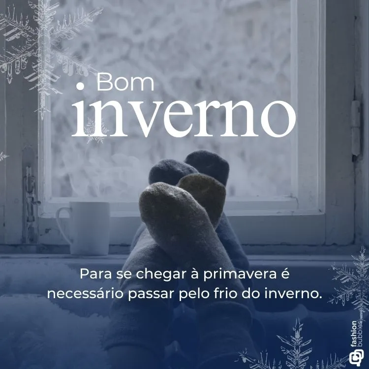 Pessoa relaxa com pés aquecidos em meias cinza, deitada perto de uma janela coberta de neve. Ao lado, caneca branca. Texto presente: "Bom inverno. Para se chegar à primavera é necessário passar pelo frio do inverno."
