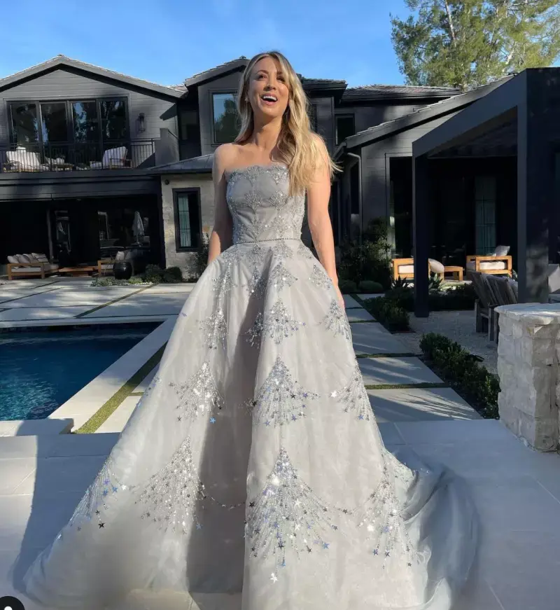 Kaley Cuoco veste Oscar de La Renta