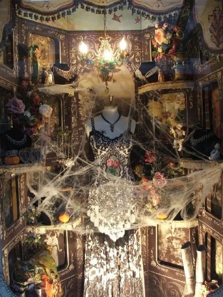 Vitrine de vestido com muita flor e teia de aranha