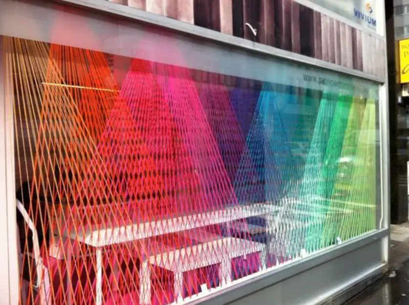 Vitrine com barbantes coloridos 