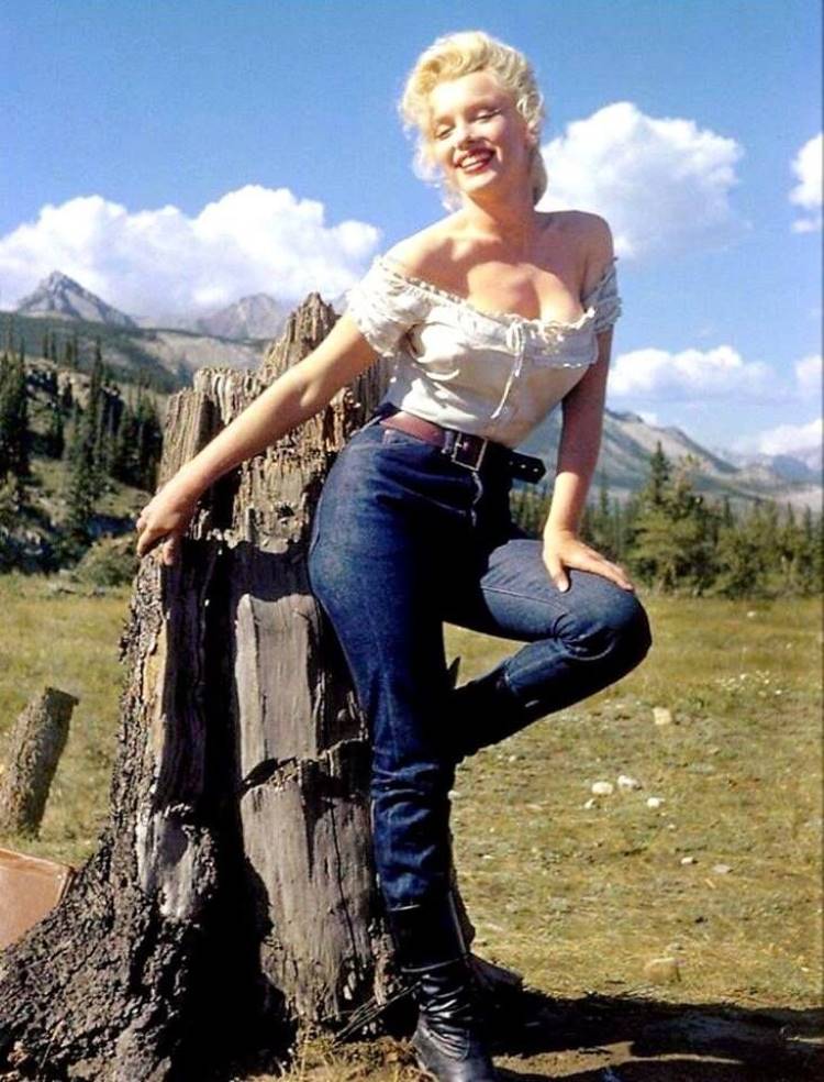 Marilyn Monroe usando calça jeans e corset branco