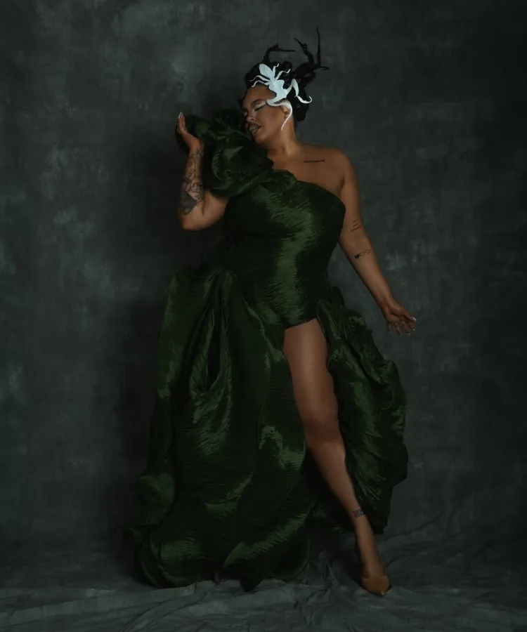 Fantasia de orquídea fantasma para o Dia das Bruxas