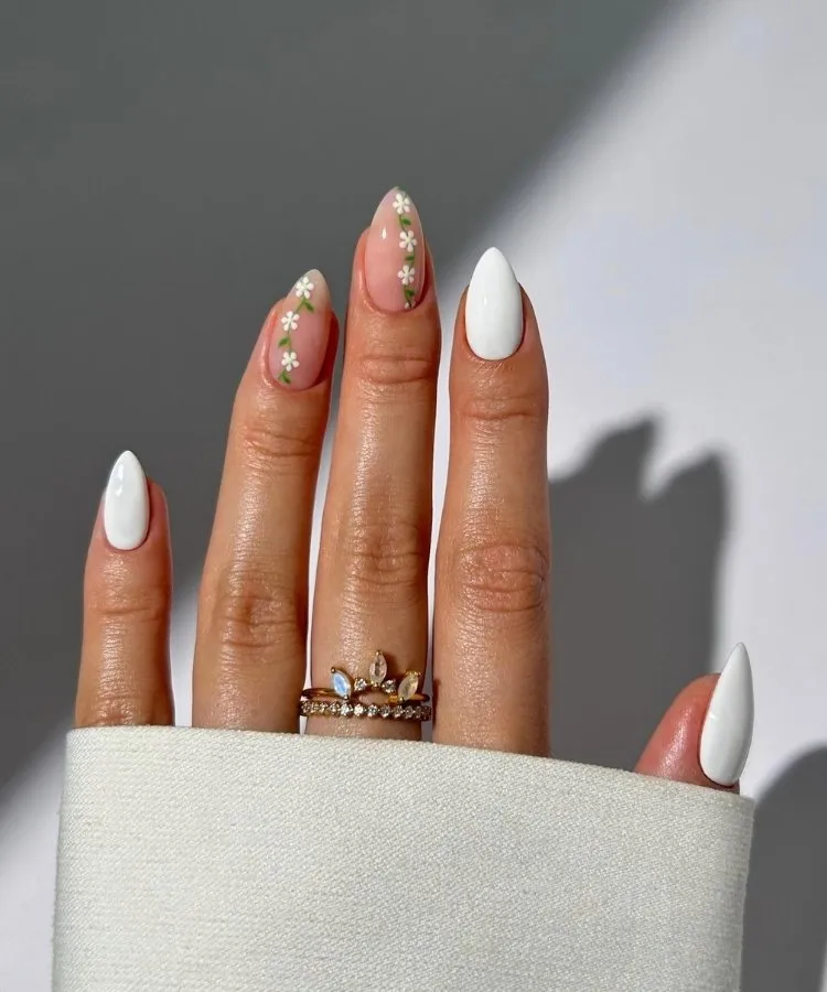 Inspirações de unhas brancas decoradas com flores delicadas