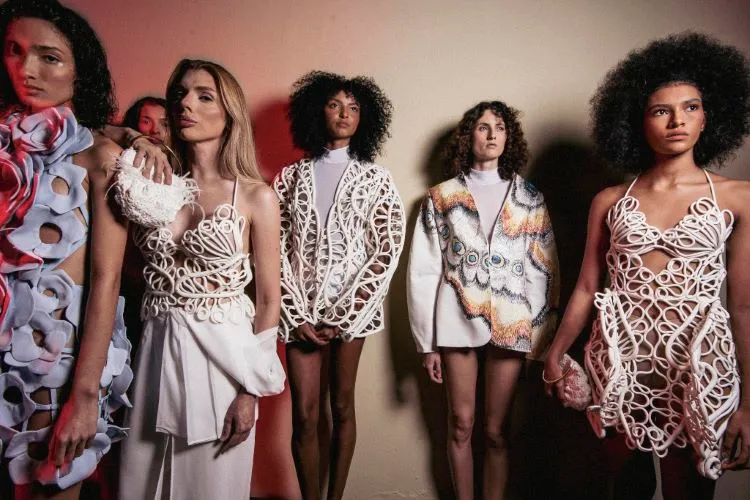 Modelos usando 3 looks do desfile de Melkzda no DFB Festival 2024