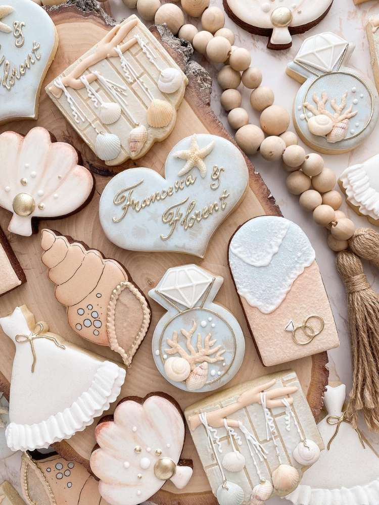 Doces em formato de conchas, pérolas e anéis, decorando a mesa