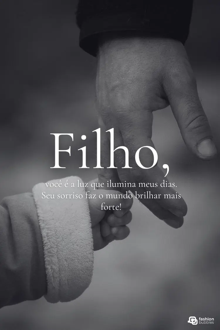 Imagem em preto e branco de um adulto segurando a mão de uma criança. A mão pequena se segura firmemente na maior. A foto, com texto sobre um filho, simboliza proteção e afeto.