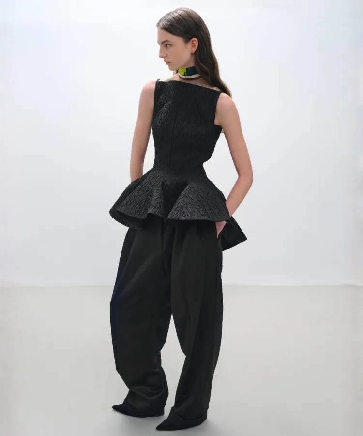Foto de modelo usando look com blusa peplum, uma das tendências da London Fashion Week Outono Inverno 2026