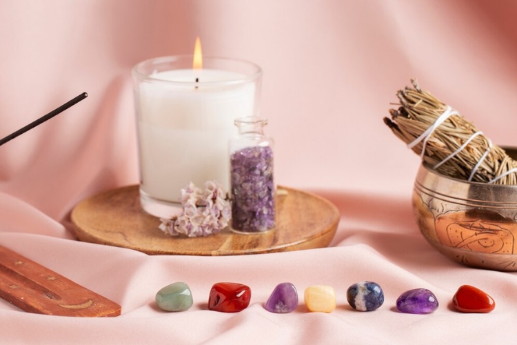 Foto de fundo rosa-claro com velas, incenso e cristais coloridos