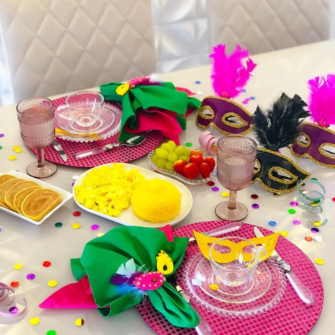 Mesa decorada para carnaval.