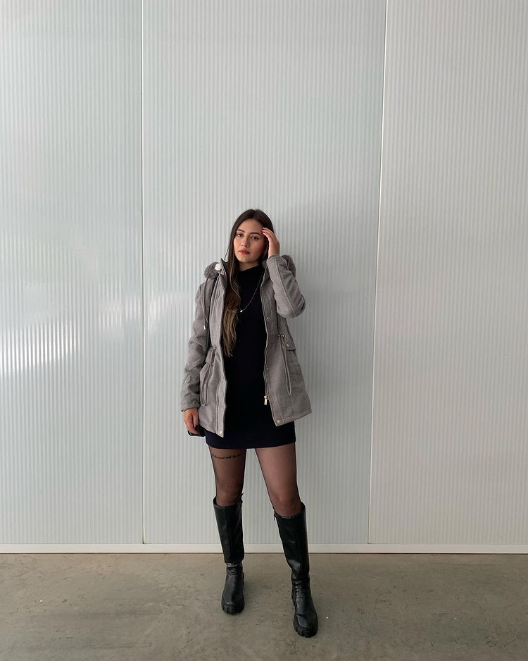 jaqueta parka cinza com vestido preto