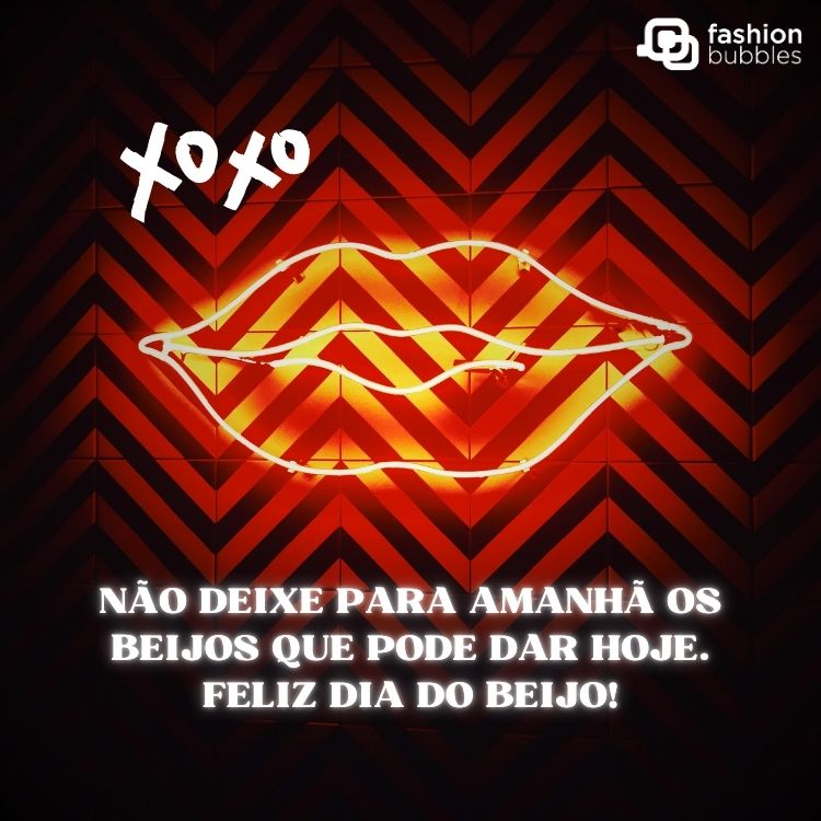 Montagem com desenho de boca amarela, fundo preto, linhas e frase "Não deixe para amanhã os beijos que pode dar hoje. Feliz Dia do Beijo!"