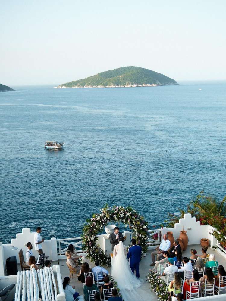 Cenário do mar com barco e casamento no píer