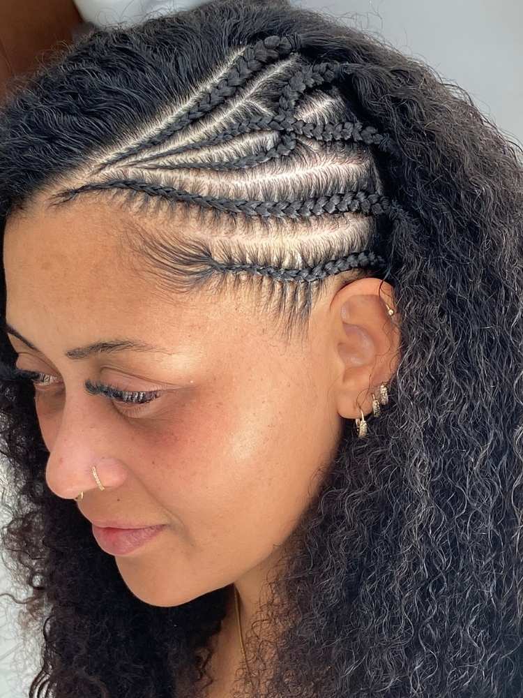 Mulher de pele morena com trança nagô lateral 