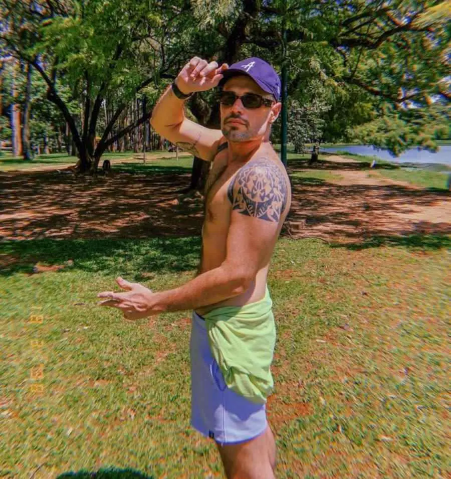 Foto de Alex Gallette e sua tatuagem tribal no ombro