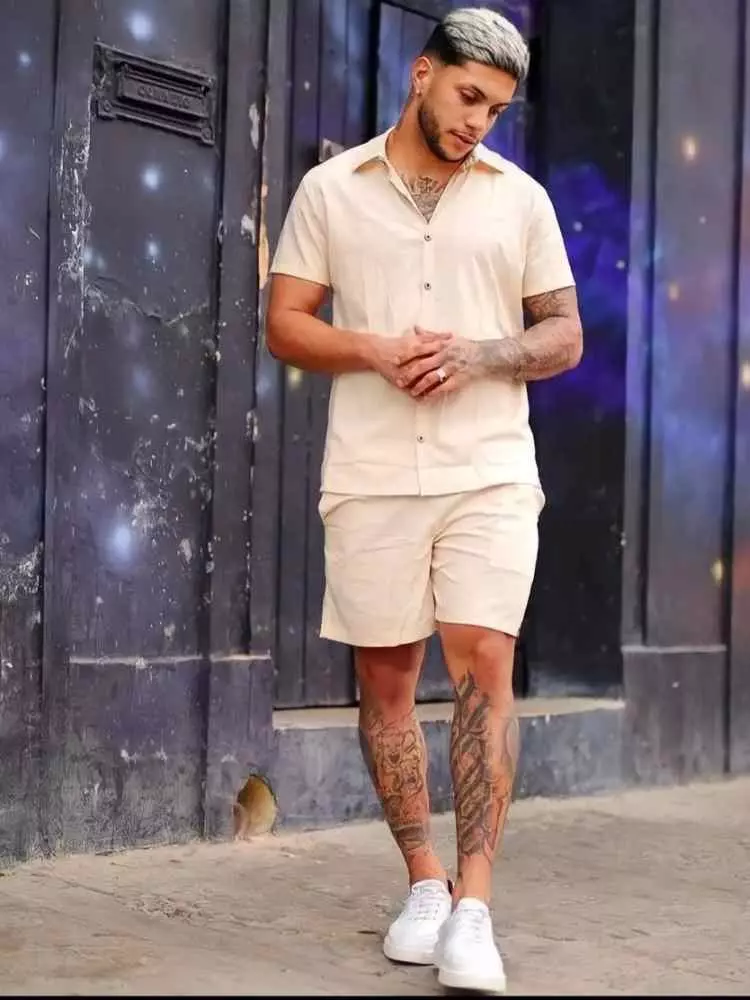 Look para homem virada do ano: conjunto camisa de botões + bermuda, ambos off white.