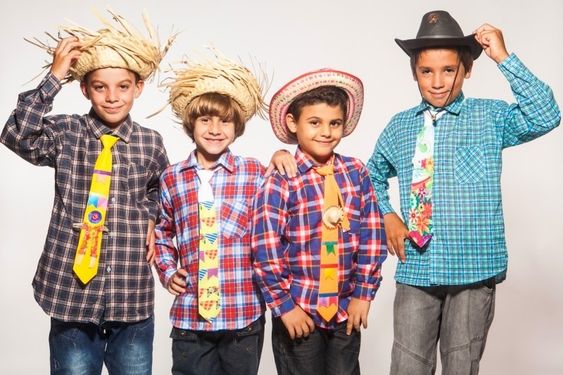 4 garotos com camisas xadrezes, gravatas e chapéus, looks de quadrilha