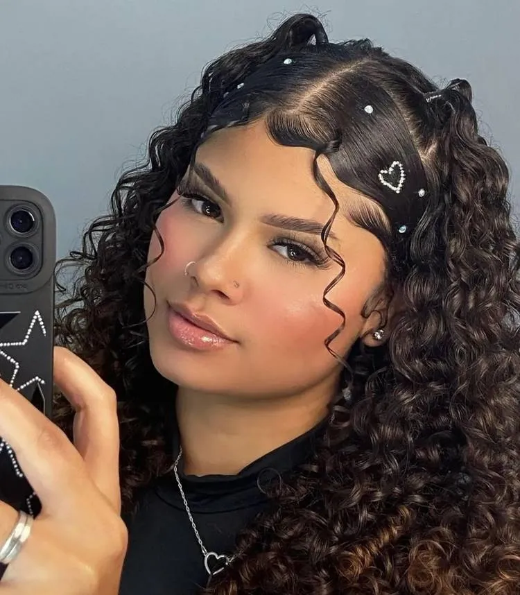 Menina de rosto retondo usando cabelo cacheado com lindo penteado e strass colados