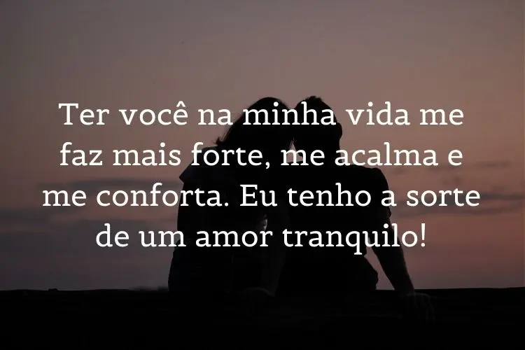 Foto de duas pessoas assistindo ao por do sol e frase "Ter você na minha vida me faz mais forte, me acalma e me conforta. Eu tenho a sorte de um amor tranquilo!"