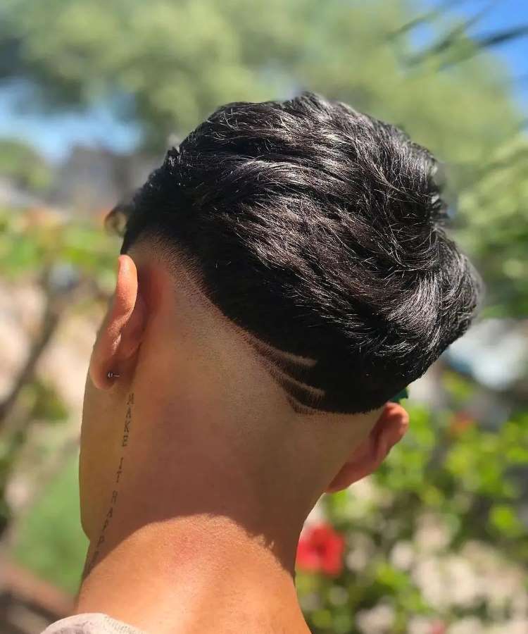 Menino com cabelo cortado finalizado em V: degradê + riscos na 0