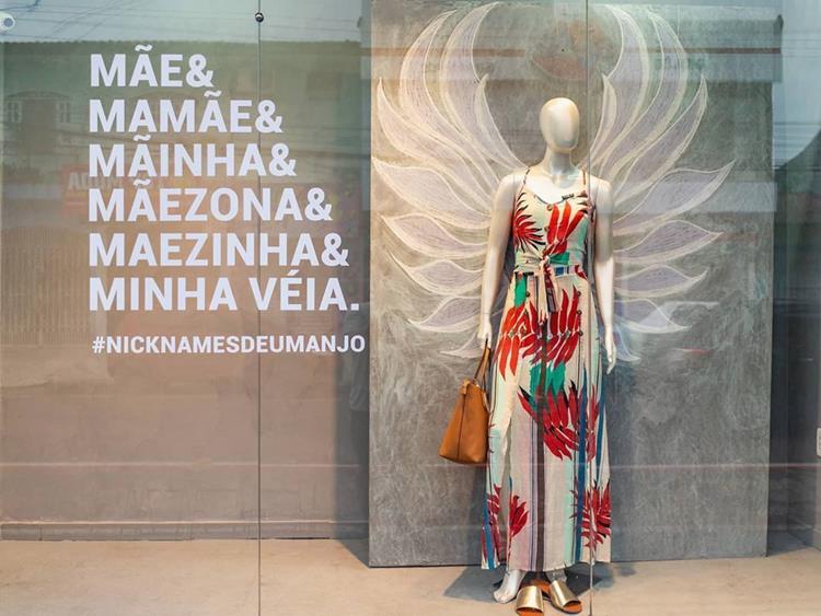 Vitrine de Dia das Mães com adesivo criativo