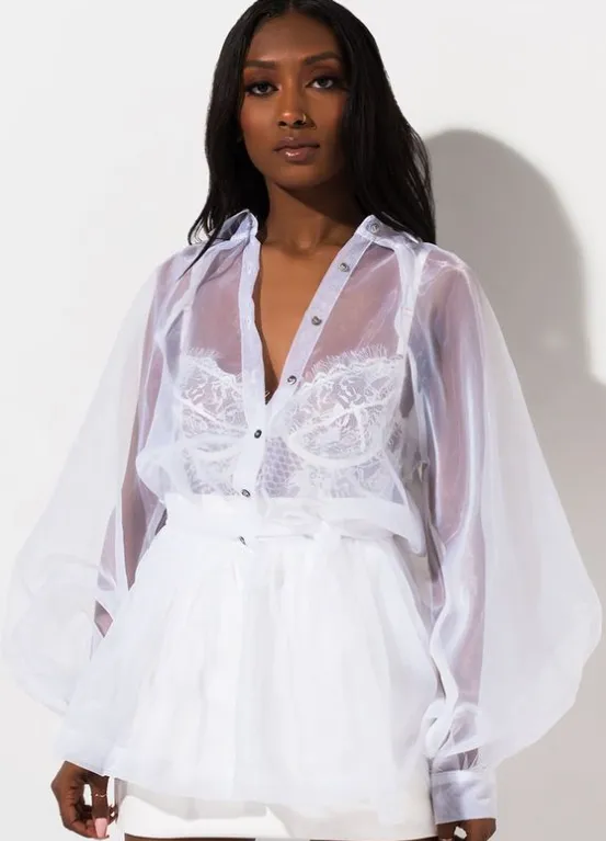 Looks de ano novo: Camisa transparente com top de renda