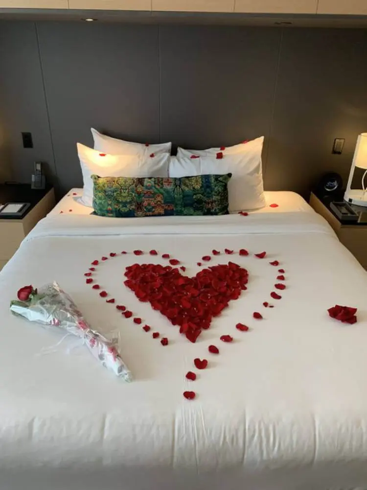 Cama com flor. Coração na cama com uma rosa.