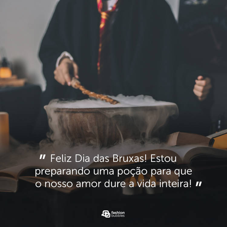 Foto de pessoas vestidas estilo Harry Potter mexendo em caldeirão e frase " Feliz Dia das Bruxas! Estou preparando uma poção para que o nosso amor dure a vida inteira!"