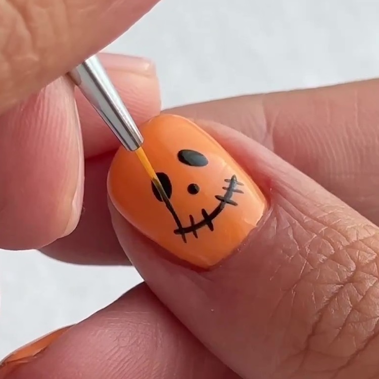 5º passo unha decorada para Halloween carinha de abóbora: fazer os riscos que simulam os dentes