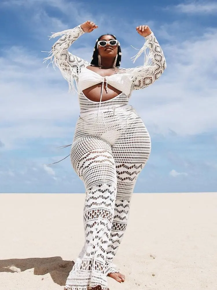 Mari Lobo usando macacão branco por cima de biquíni branco, roupa de ano novo na praia