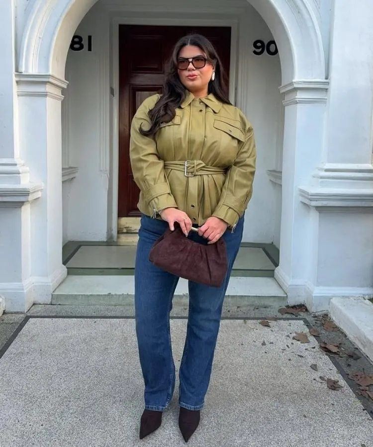 Foto de influencer plus size usando look verde-oliva, cores do Outono Inverno 2026